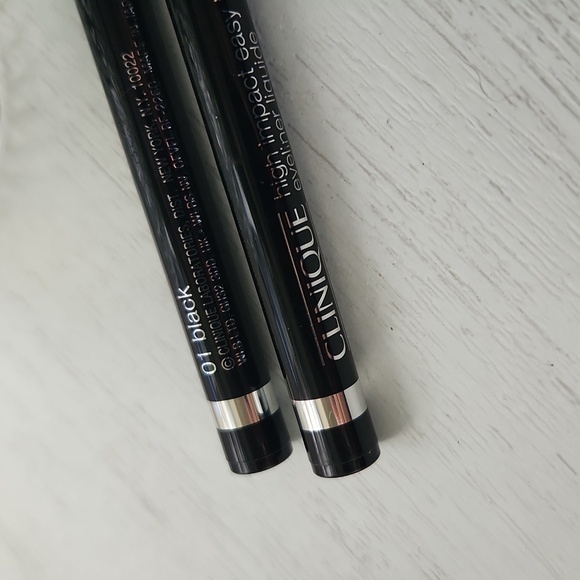 2 High Impact Easy Liquid Eyeliner in Black - Picture 3 of 4